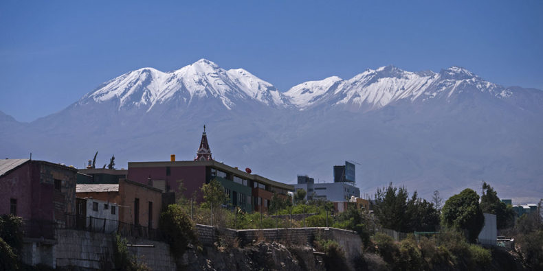 vista do volcán Misti com a cidade de Arequipa - roteiro peru 8 dias