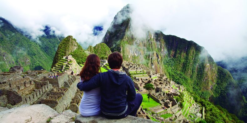 casal em frente a Machu Picchu - Roteiro de 15 dias no Peru