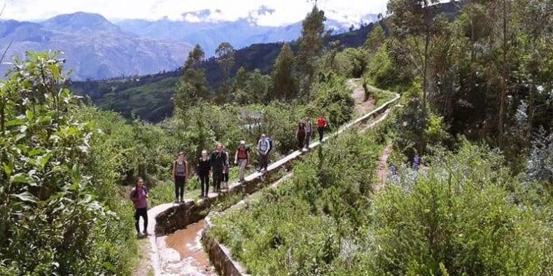 Salkantay caminhando por uma parte de um aqueduto Inca