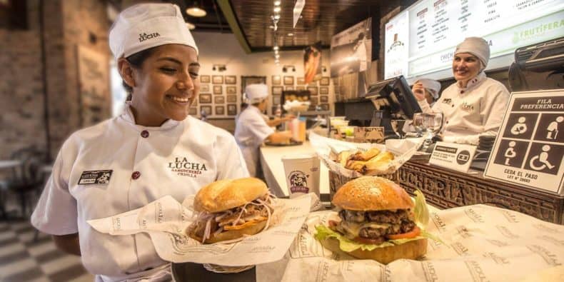Trabalhadora do La Lucha Sangucheria - melhores restaurantes de Lima