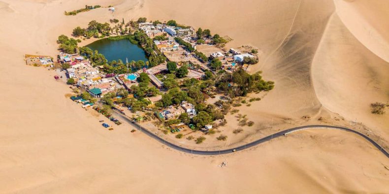 vista aérea del desierto de huacachina - cosas que hacer en perú