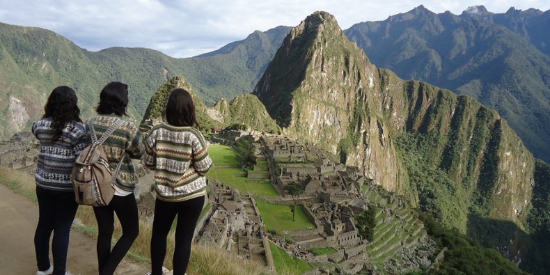 tres amigas de frente para Machu Picchu - visitar machu picchu