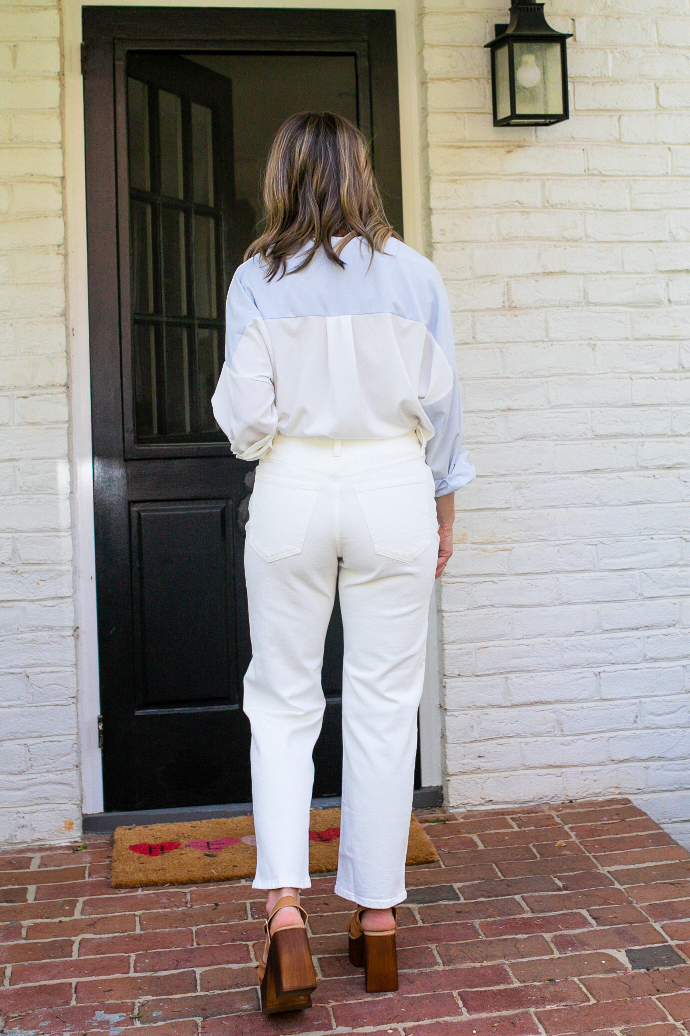 Woman wearing Perfect Vintage Straight Jean in Tile White