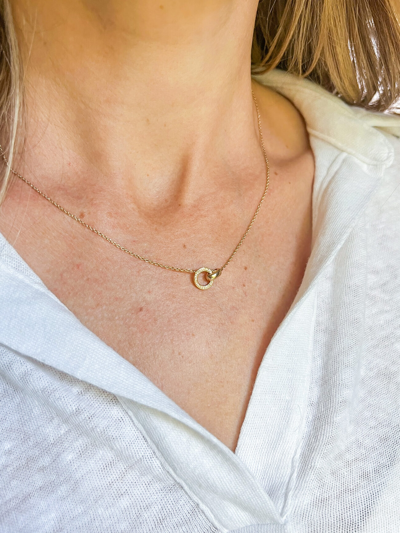 Woman wearing Mejuri Pavé Diamond Linked Necklace