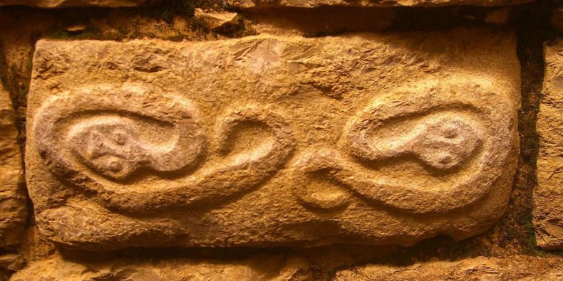 detalle de un grabado en Kuélap vista de la fortaleza de Kuélap en Perú - kuélap cómo llegar