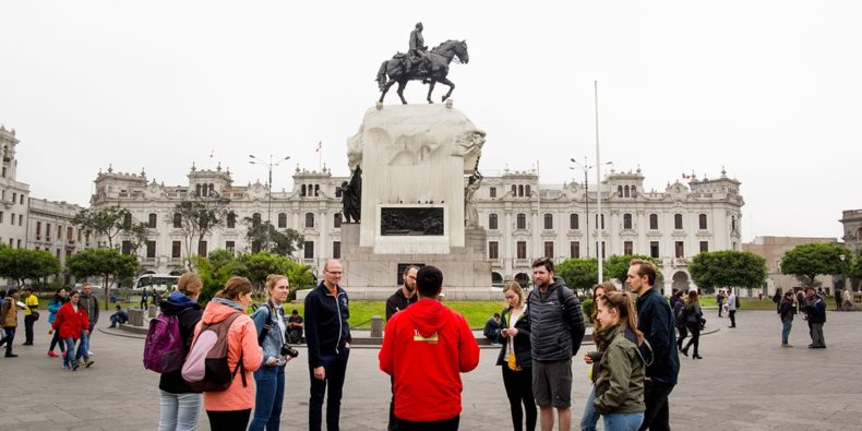 grupo de turistas no centro de lima escutando o guía - tour em Lima