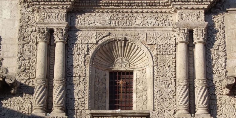 detalhe na igreja de Arequipa - O que visitar em arequipa