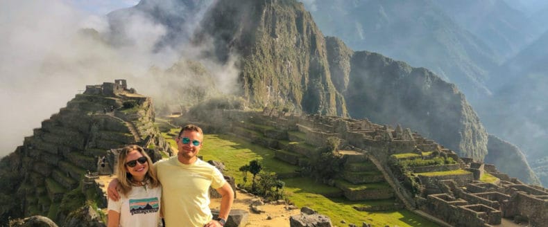 casal frente a Machu Picchu - viajar para machu picchu de ônibus