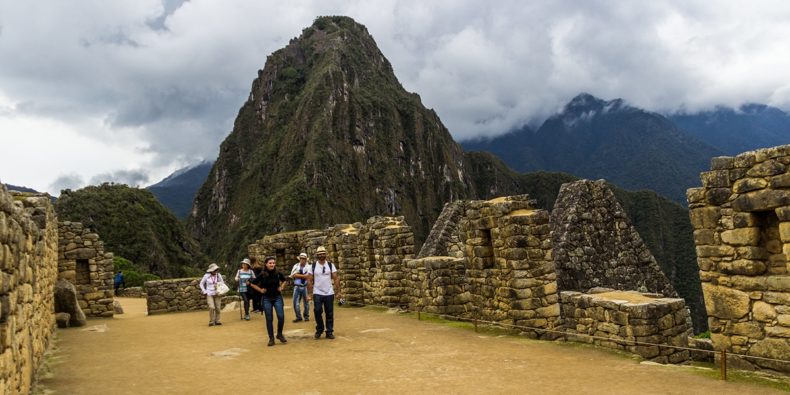 personas paseando en Machu Picchu