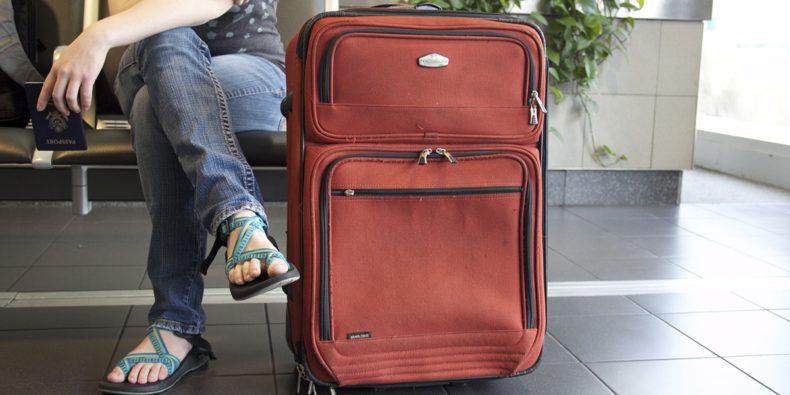 detalle de maleta en aeropuerto - requisitos para viajar a Perú