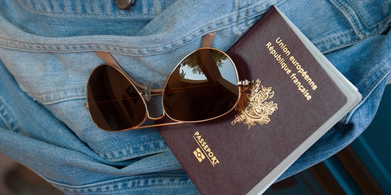 detalhe do passaporte e óculos de sol - documentos para entrar no Peru
