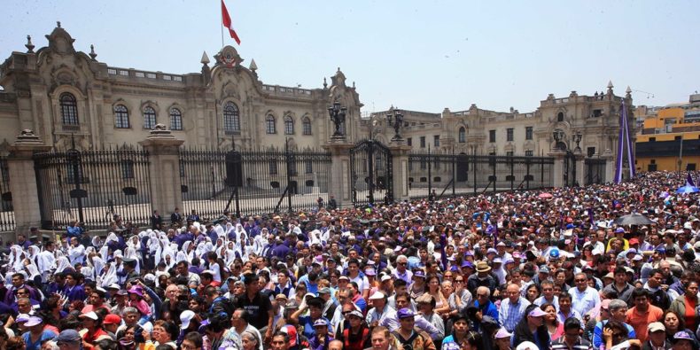 Procesión del Señor de los Milagros en Lima Perú