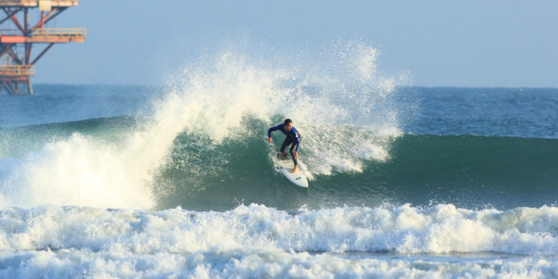 Un surfeur sur une vague à la plage de Lobitos dans le nord du Pérou.