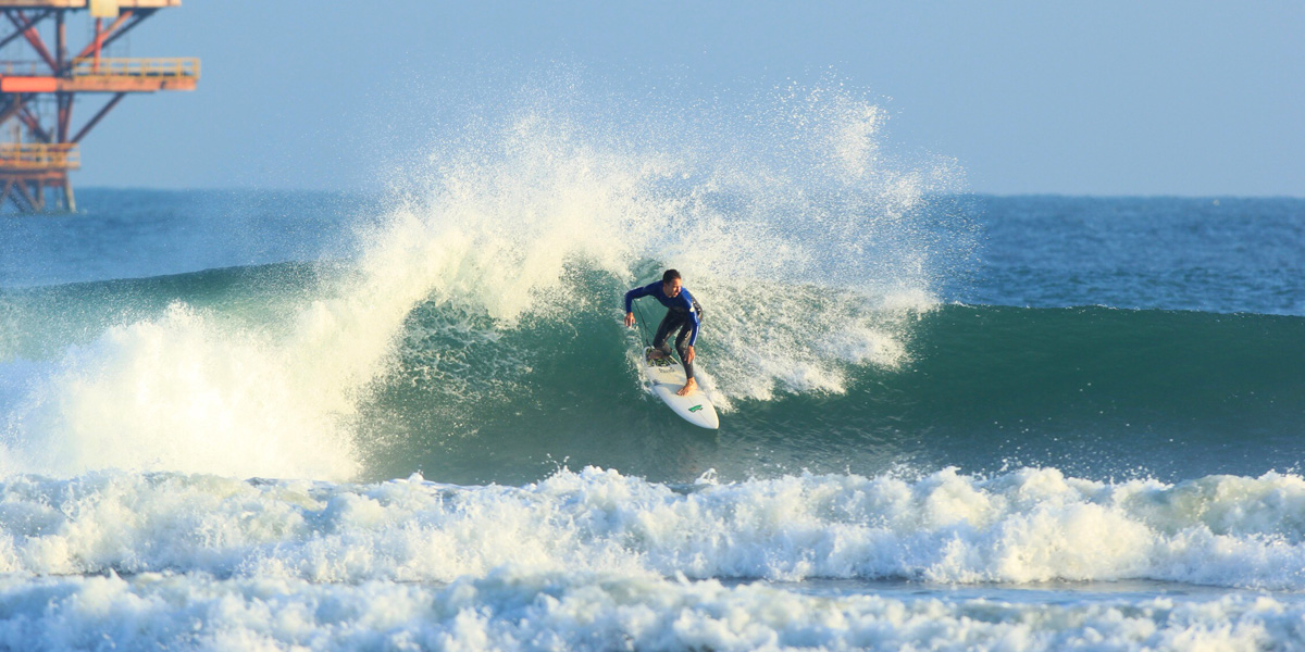 Un surfeur sur une vague à Mancora.