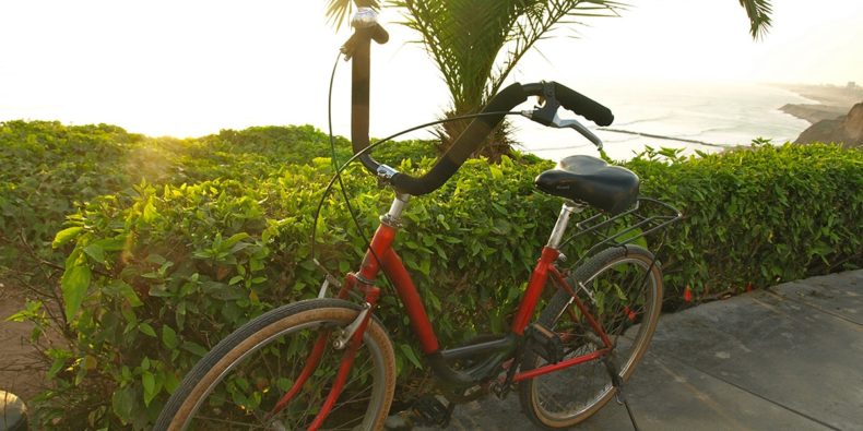 bibicleta y al fondo se ve el mar de lima - tours en lima