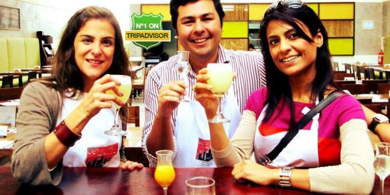tres amigos brindando con tragos tradicionales peruanos en un tour gastronomico por Lima